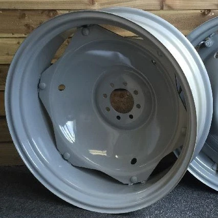 A PAIR OF Fordson Dexta & Super Dexta Tractor Rear Wheels & Rim Centre ...