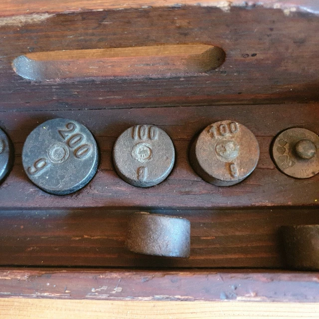 Alte Gewichte im Holzkistchen für eine Küchenwaage Patina Shabby 2