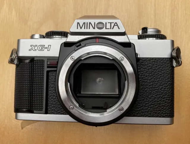 Minolta XG 1 Spiegelreflexkamera mit 200 mm Teleobjektiv