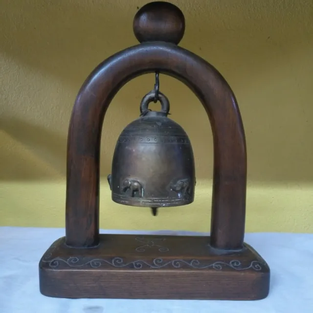 Antica campana tailandese con supporto, batacchio, tempio, decorazione da...