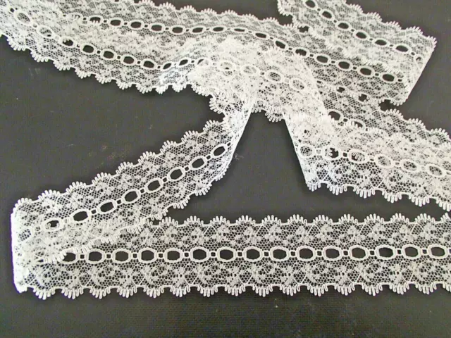 Eyelet/coathanger lace pale cream 9.3 mtrs x 38mm