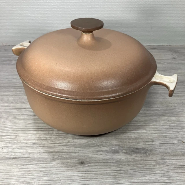 Cocotte Ronde En Fonte Le Creuset – Collection Enzo Mari – 20 Cm / 2,4 L – Marron – Occasion Soignée