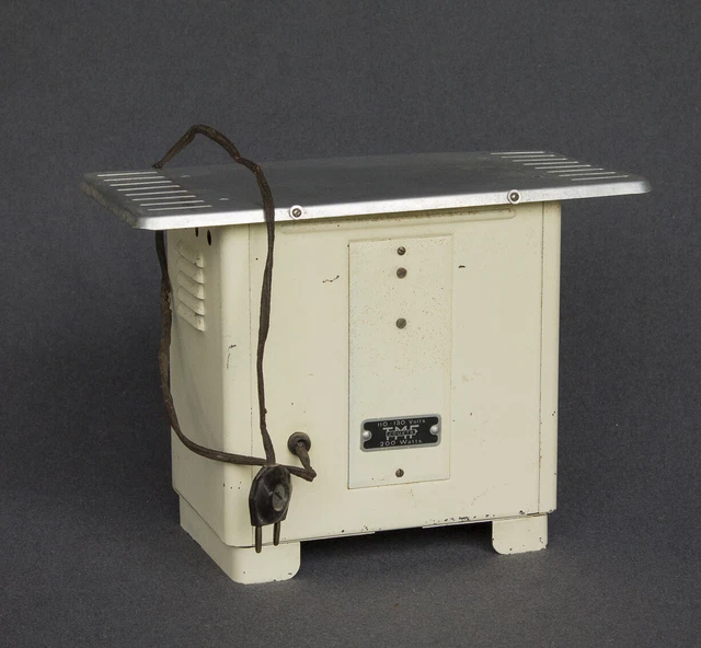 MÄRKLIN CUISINIERE ANCIENNE ELECTRIQUE 13/22/12 cm POUR DINETTE 110/220