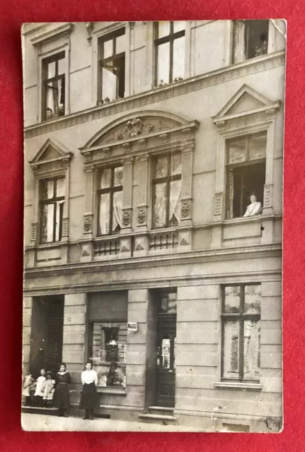 Foto AK DÜSSELDORF um 1910 Wohnhaus mit Ladengeschäft und Typen ( 75229