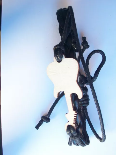 Bracelet avec guitare en bois à graver - 3 couleurs au choix