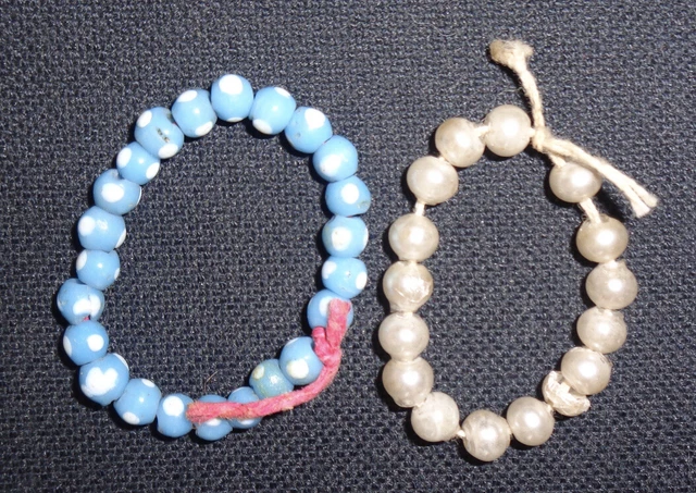 4 jolis petits boutons anciens , poupée