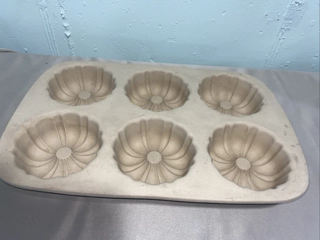 The Pampered Chef 6 Mini Fluted Bundt Cake Pan Family Heritage Stoneware USA The Pampered Chef 6 Mini Fluted Bundt Cake Pan Family Heritage Stoneware USA