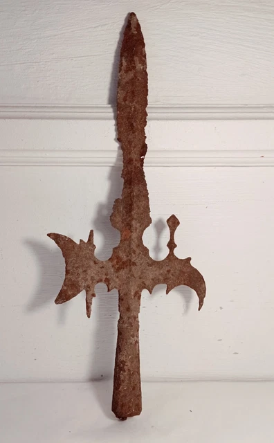 Intéressante pointe de Hallebarde en fer. Embout de lance. Epoque Gothique? 1500