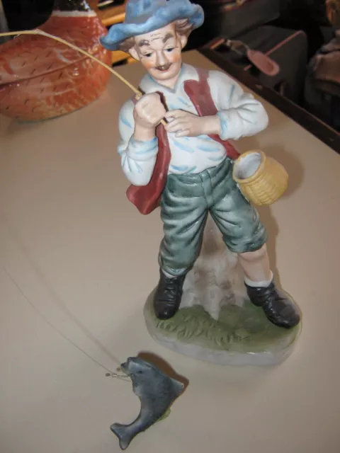 Ancienne Statuette figurine pêcheur en céramique biscuit avec Poisson