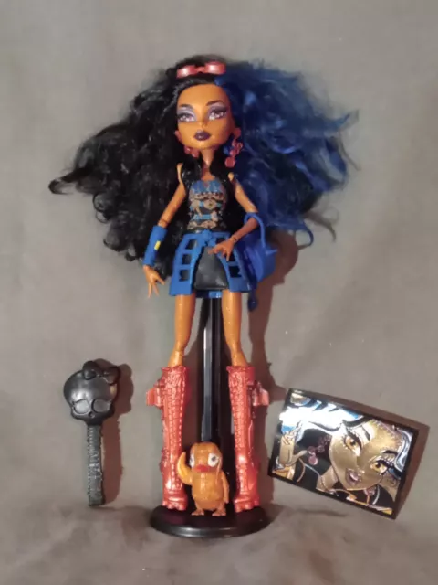 MONSTER HIGH - Muñeca ROBECCA STEAM 1 WAVE, mascota CAPTAIN PENNY y stand/peine