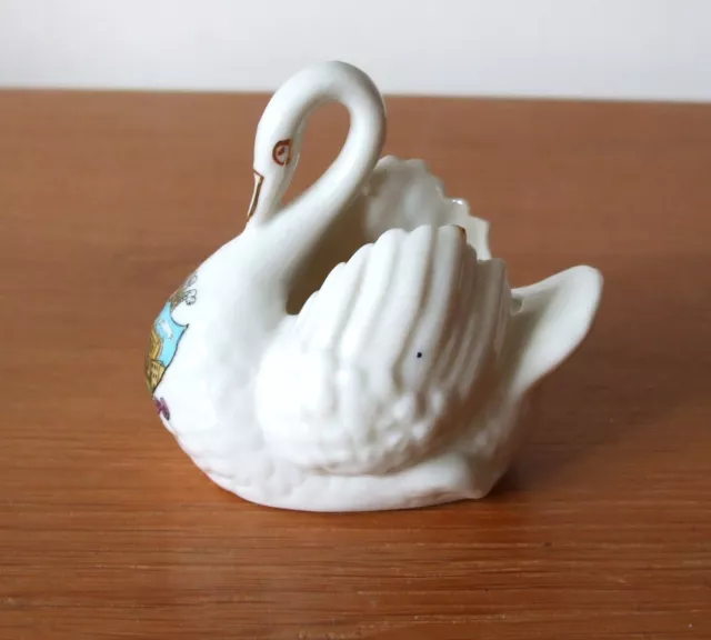 Victoria china crested ware swan carrying the crest for Holywell