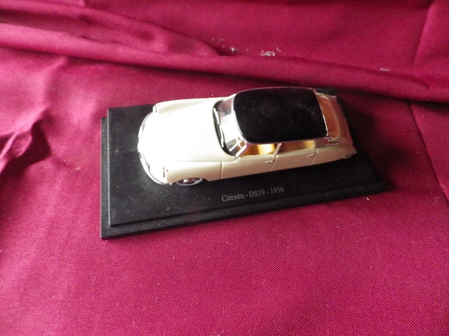 voiture 1/43 Citroën DS 19 1956 SUR SON SOCLE D ORIGINE