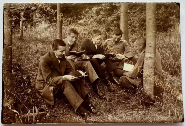 orig. Foto Oberföhring 1916 Soldat Herren Buch lesen München