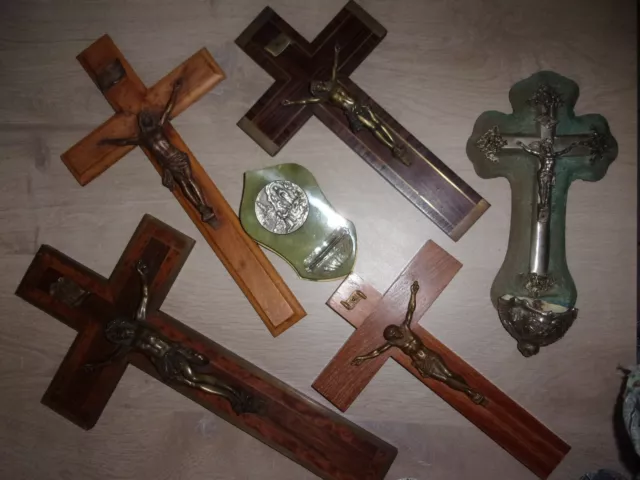 Lot Ancien de 5 Beaux Crucifix et 1 Bénitier 