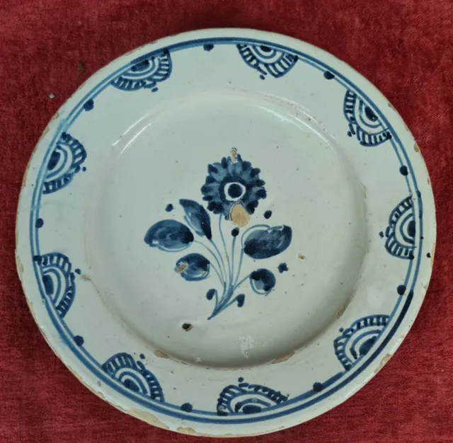 Assiette En Céramique Émaillée. Motifs Floraux En Bleu. Catakuña. Siècle Xviii.