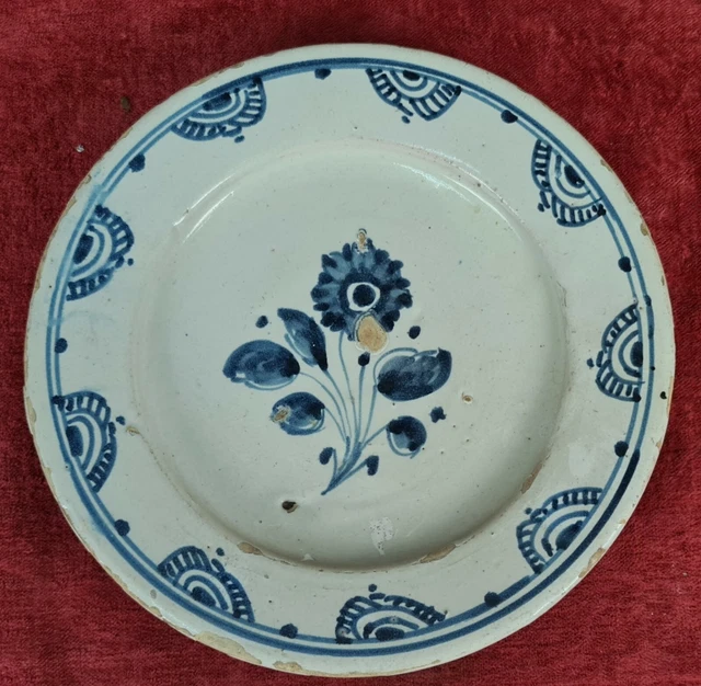 Assiette En Céramique Émaillée. Motifs Floraux En Bleu. Catakuña. Siècle Xviii.