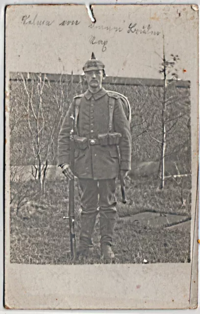 altes originales Foto 1.WK,Deutscher Soldat mit Pickelhaube in voller Ausrüstung