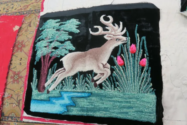 Tapiz bordado con aguja perforadora hecho a mano vintage en ciervo de terciopelo negro