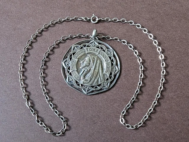 Collier Avec Pendentif Médaille Religieuse Ancienne – Couleur Argent – Vintage – état Impeccable
