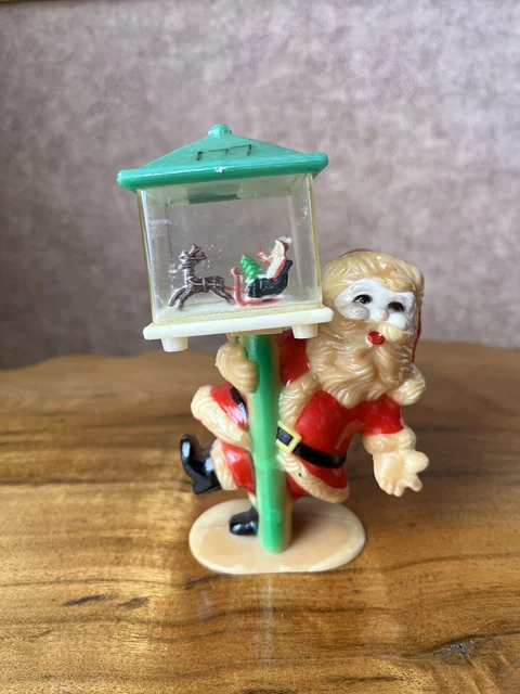 Globo de nieve vintage 1978 estrella británica Santa sosteniendo un poste de luz | Santa en trineo