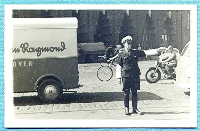 Foto, Hannover, Polizei, Verkehrspolizist regelt den Autoverkehr, um 1955 !!!