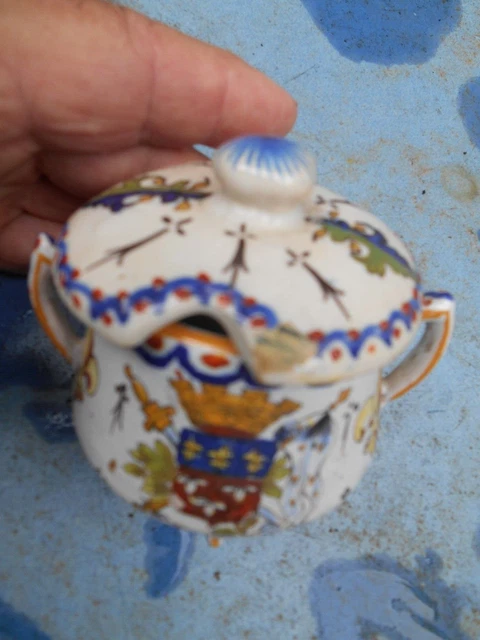 Petit Vase Ancien En Faïence – Forme Fleur De Lys – Couleurs Vert Et Or – 12 Cm