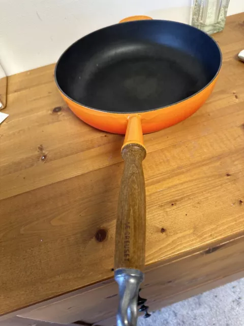 LE CREUSET  poêle en fonte ancienne orange N 28