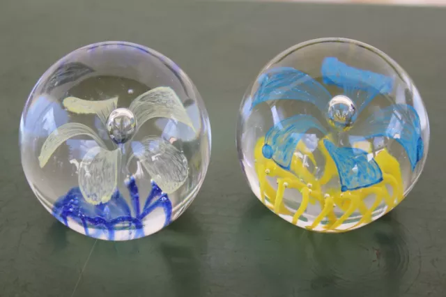 Briefbeschwerer Paperweight 2x Blüten Böhmen/Nr.4 2