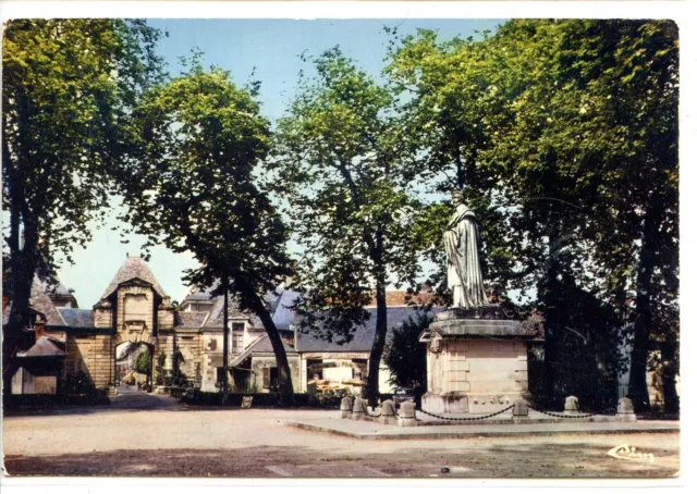 CP 37 INDRE-ET-LOIRE - Richelieu - Statue du Cardinal et porte de Châtellerault