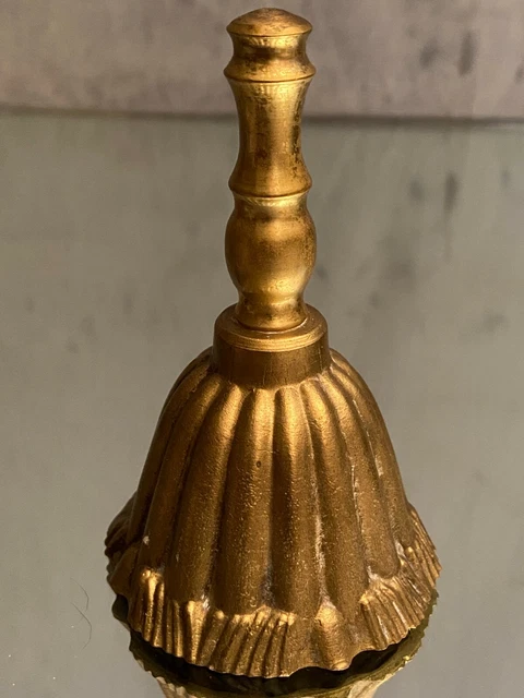 Cloche à décor drapé en bronze
