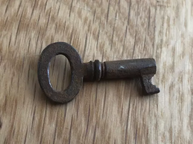 victorian small steel  key ( box ) . ref 30