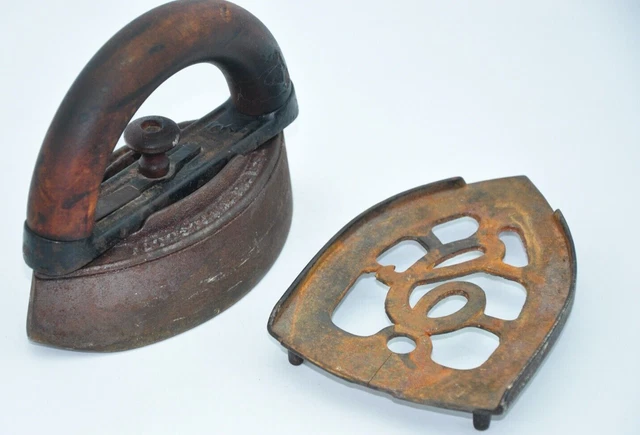 Antique Colebrookdale Iron Co Pottstown PA Cast #1 Iron Sad Iron with Trivet