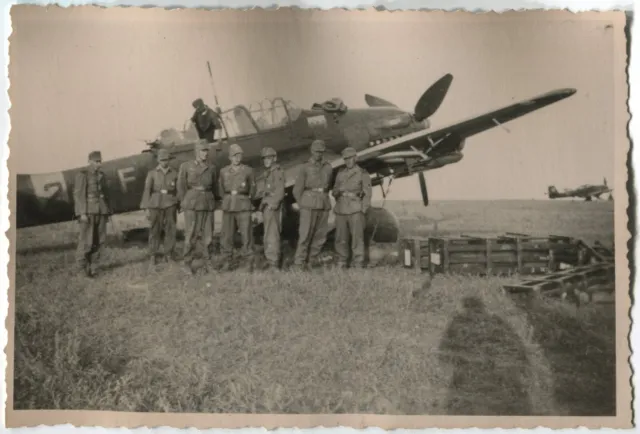 WWII ARCHIVE PHOTO: LUFTWAFFE PERSONNEL & JUNKERS Ju 87 AIRCRAFT ON AIRFIELD