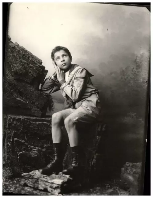 Otto Van Bosch, portrait en studio d&#039;un enfant en costume de marin  Vintage