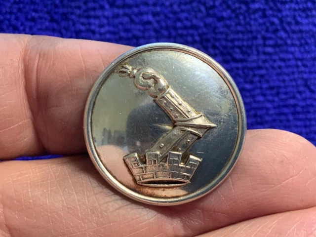 BOYCOTT FAMILY ARMORED ARM LIT GRENADE IN MURAL CROWN 25mm SP LIVERY BUTTON 1880