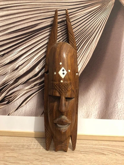 Masque Aicain En Bois Et Métal Photo stock - Image du homme, humain: 83663332