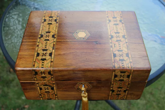 Caja De Joyas De Nogal Figurada C 1880 Con Incrustación De Parquet Estilo Tunbridge.