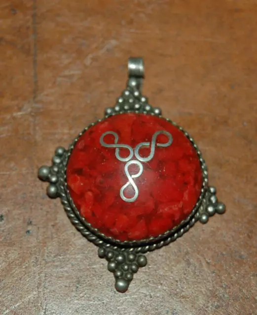 Ancien et joli pendentif H: 4.5 cm , couleur: argent et rouge