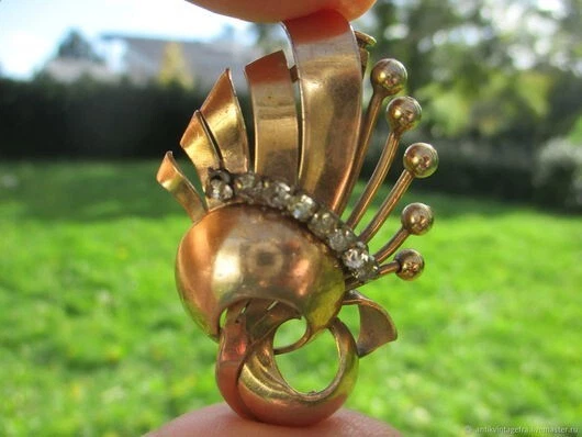 Broche style ancien vintage bronze doré et perles blanches - Un grand