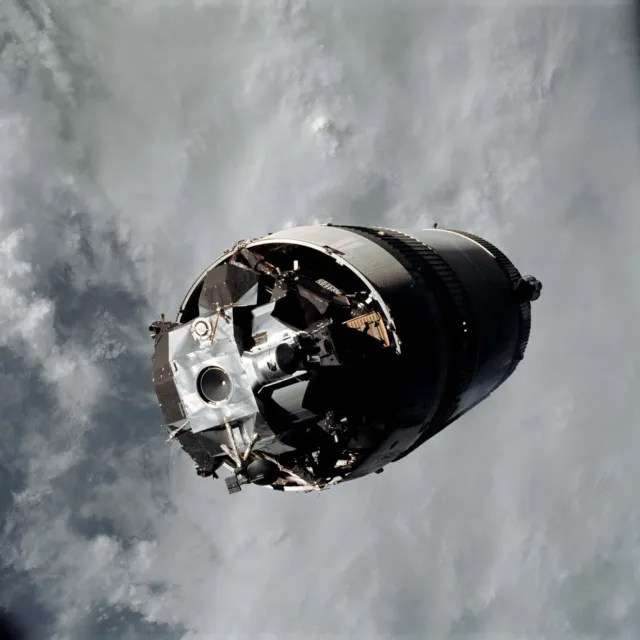 Photo Nasa  Apollo 9 Module spatial étage fusée sur fond de planète Terre