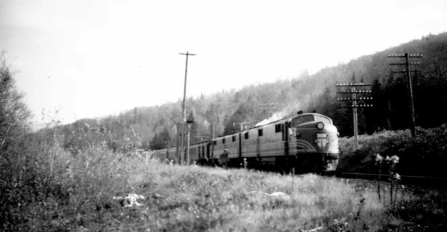 1F161 NEGATIVE/RP 1940s/1950s MAINE CENTRAL RAILROAD LOCO #3008 + TRAIN