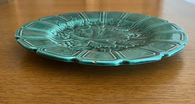 Plat en barbotine à décor de vigne feuillagée