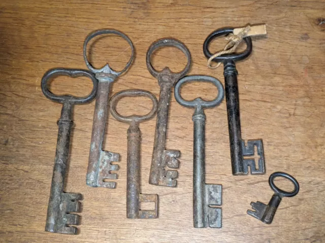 7 Stück Barock Hohl Schlüssel 17. bis 19. Jhd. Dachbodenfund Eisen