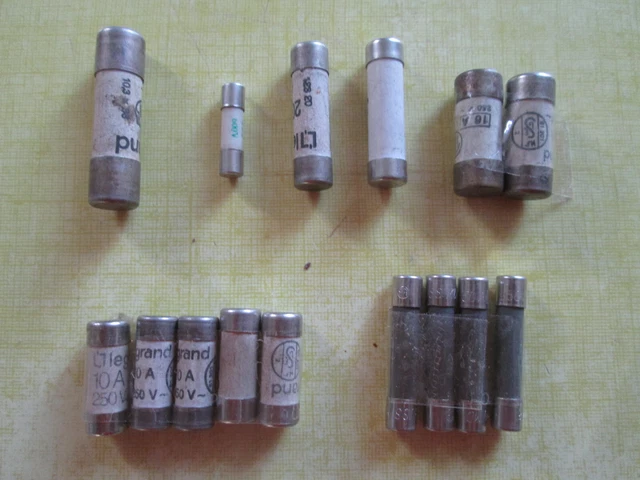 Lot 15 Fusibles 8 , 10 , 20 & 32 A