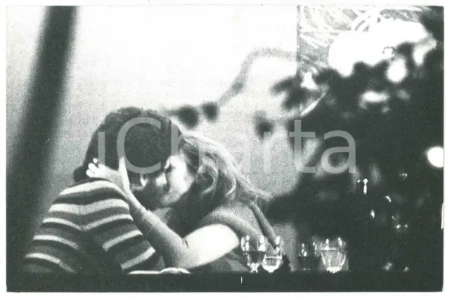 1970 ca MILANO (?) Ursula ANDRESS paparazzata con un nuovo compagno a cena (5)