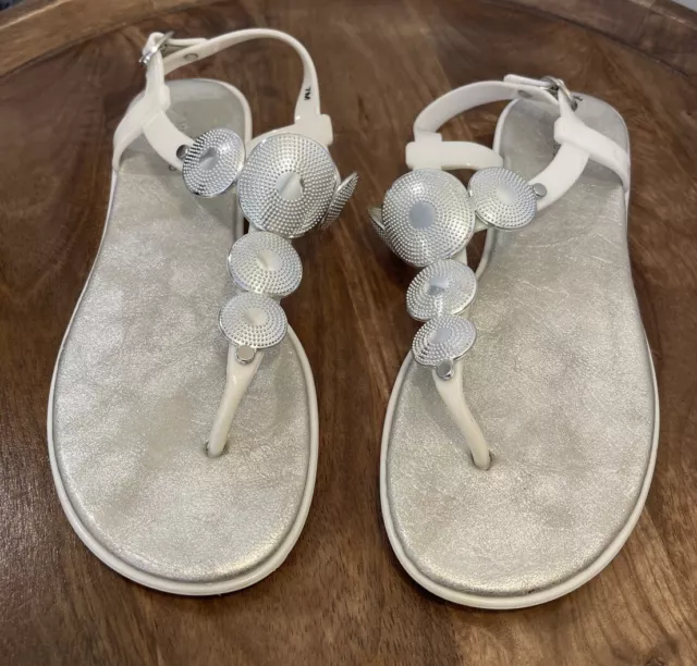 Bandolino White With Silver Medallion Accent Thong Jelly Sandals Sz 7