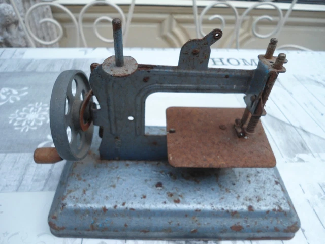 Jouet Ancien Machine à Coudre Baby – Circa 1900 – Métal Fonte