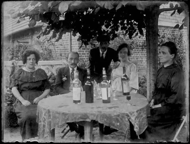 Plaque verre photo ancienne négatif noir et blanc 9x12 cm famille repas vintage