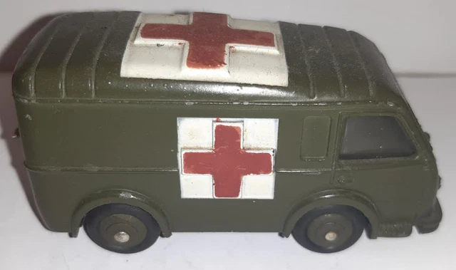 DINKY TOYS, troisiéme version 807 de l'ambulance renault militaire 4X4 X