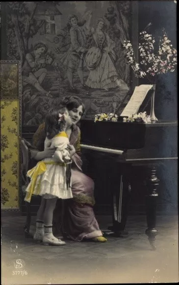 Ak Frau mit Kind am Klavier, Noten, Blumen, Musikinstrument - 3851578